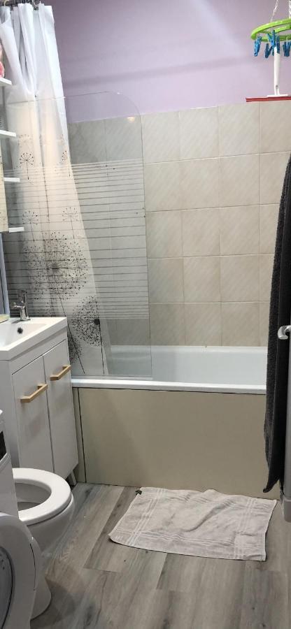 Appartement Lisieux Calme Tres Bien Equipe מראה חיצוני תמונה